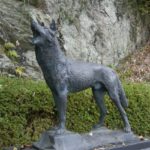 ニホンオオカミの像